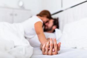 romantico coppia nel letto godendo sensuale preliminari. messa a fuoco su mani uomo e donna. foto