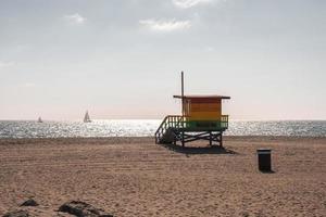 colorato Bagnino capanna su sabbia a Venezia spiaggia con Visualizza di mare e cielo foto