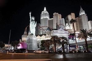 Visualizza di macchine su strada di replica di statua di libertà nel nuovo York, nuovo York Hotel foto