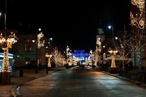 magico Natale mercato nel varsavia con persone in giro acquisto regali. foto