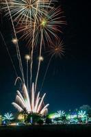 fuochi d'artificio celebrazione a notte nel il tempio foto