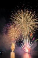 fuochi d'artificio su il fiume a notte foto