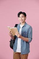 giovanotto apertura libro per lettura, rilassare o studia ricerca informazione nel libri per conoscenza, rosa sfondo foto