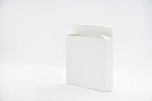 bianca carta scatola su un' bianca sfondo. bianca cartone confezione. foto