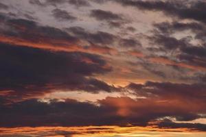 tramonto sera. bellissimo nuvole su il orizzonte. sera tramonto e Rosso & blu nuvole e sole. foto