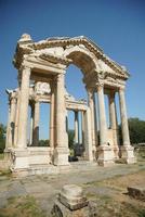 monumentale porta d'ingresso, tetrapylon nel afrodisia antico città nel aydin, turkiye foto