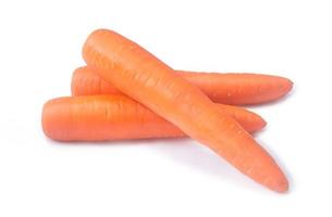 tre arancia carote verdura nel pila isolato su bianca sfondo con ritaglio sentiero foto