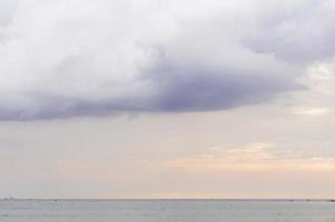 arancia cielo leggero con buio nube a il mare nel il sera o mattina su vacanza, il scenario prese a Andamane mare nel Sud di Tailandia foto