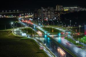 panorama notturno di luce nelle finestre di un edificio a più piani. vita in una grande città foto