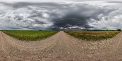 360 senza soluzione di continuità hdri panorama Visualizza su ghiaia strada prima tempesta con nuvoloso cielo e buio nube nel equirettangolare sferico proiezione, pronto ar vr virtuale la realtà soddisfare foto