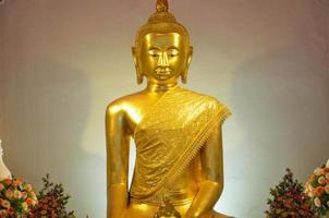 d'oro Budda statue a il d'oro montare tempio, della tailandese maggiore turista attrazione, siamo popolare con straniero turisti. foto