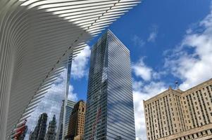 nuovo York città - aprile 18, 2021 - Visualizza di il mondo commercio centro complesso a partire dal il occhio nel inferiore Manhattan. foto