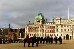 Londra, UK - novembre 24, 2016 - membri di il domestico cavalleria su dovere a cavallo guardie ✔ edificio durante il mutevole di il guardia nel Londra. il cavalleria siamo il Bagnino di Regina Elisabetta ii foto