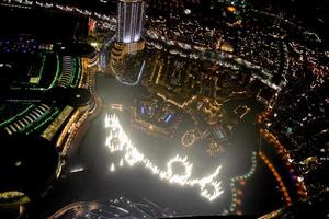 aereo Visualizza di il orizzonte nel dubai, unito arabo Emirates a notte foto