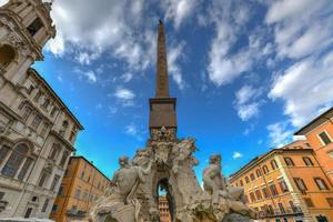 quattro fiumi Fontana nel piazza navona, Roma, Italia, Europa. Roma antico stadio per atletico concorsi. Roma navona piazza è uno di il migliore conosciuto punti di riferimento di Italia e Europa. foto