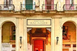 edificio balaguer - vecchio correre giù appartamenti nel vecchio l'Avana, Cuba. foto