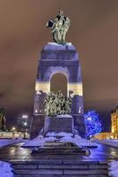 il nazionale guerra memoriale, è un' alto granito cenotafio con accresciuto bronzo sculture, quello sta nel confederazione piazza nel ottava, ontario, Canada. foto