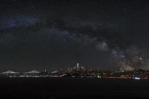 illuminato paesaggio urbano nel davanti di san Francisco baia a notte foto
