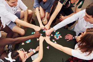 unità di le persone. gruppo di giovane persone nel casuale Abiti avere un' festa a tetto insieme a giorno foto