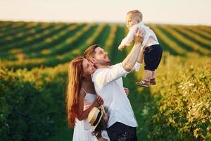 padre, madre con figlia e figlio la spesa gratuito tempo all'aperto a soleggiato giorno tempo di estate foto