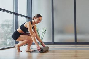 esercizi inizia. giovane donna nel allegro indossare e con sottile corpo avere fitness yoga giorno in casa foto