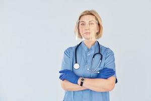 di mezza età professionale femmina medico nel uniforme e con stetoscopio foto
