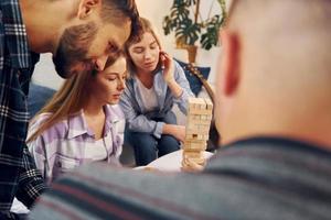 focalizzata su il Torre edificio gioco. gruppo di amici avere festa in casa insieme foto