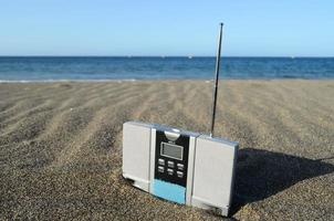 Radio su il spiaggia sabbia foto