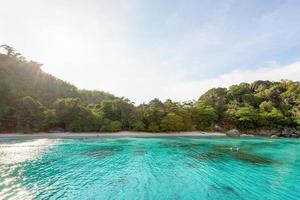 baia e spiaggia di luna di miele nell'isola di similan, tailandia foto