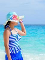 ragazza su il spiaggia a Tailandia foto