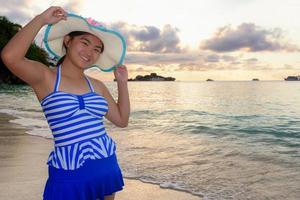 ragazza sulla spiaggia di similan island, thailandia foto