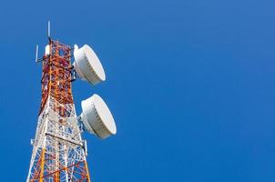 torre delle telecomunicazioni su sfondo blu cielo foto