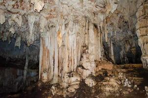 stalattite e stalagmite nel tham lod grotta foto