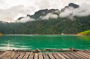 passerella davanti bungalow su verde lago foto