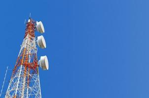 torre delle telecomunicazioni su sfondo blu cielo foto