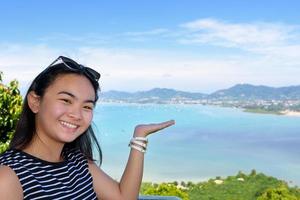 donne turista invitante per vedere di il mare nel Phuket Provincia, Tailandia foto