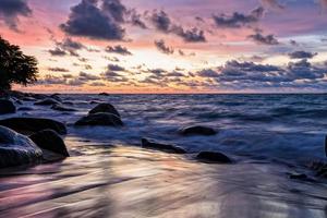 tramonto a spiaggia nel Tailandia foto