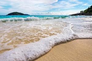 spiaggia e onde a similan nazionale parco nel Tailandia foto