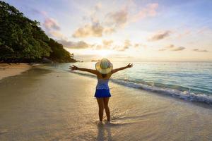 contento ragazza su il spiaggia a Alba foto