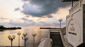 mare a tramonto a partire dal sarasino ponte foto