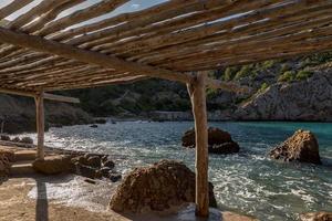 turchese acque nel es portixolo, ibiza, Spagna. nascosto baia su il isola di ibiza, nel sant giovanna de labritja. foto