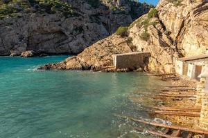 turchese acque nel es portixolo, ibiza, Spagna. nascosto baia su il isola di ibiza, nel sant giovanna de labritja. foto