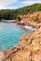 cala salada e salata nel san antonio un cattivo a baleari isole Spagna. lungo esposizione, tipico Casa per pesca Barche e rocce. foto