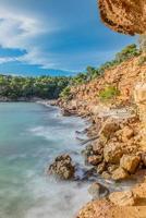 cala salada e salata nel san antonio un cattivo a baleari isole Spagna. lungo esposizione, tipico Casa per pesca Barche e rocce. foto