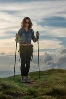 bellissimo ragazza con poli durante un' escursione nel il colline foto