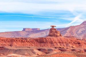 impilati pietre nel il monumento valle durante giorno foto