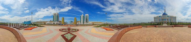 panoramico immagine di centro Kazakistan città astana con suo moderno edifici durante il giorno foto