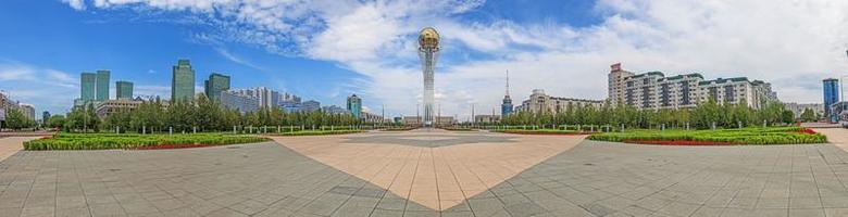 panoramico immagine di centro Kazakistan città astana con suo moderno edifici durante il giorno foto
