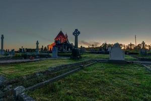 vecchio irlandesi cimitero a sera tempo foto