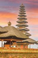 immagine di pura ulun danu bratan tempio complesso a banau beratan lago su il indonesiano isola bali foto